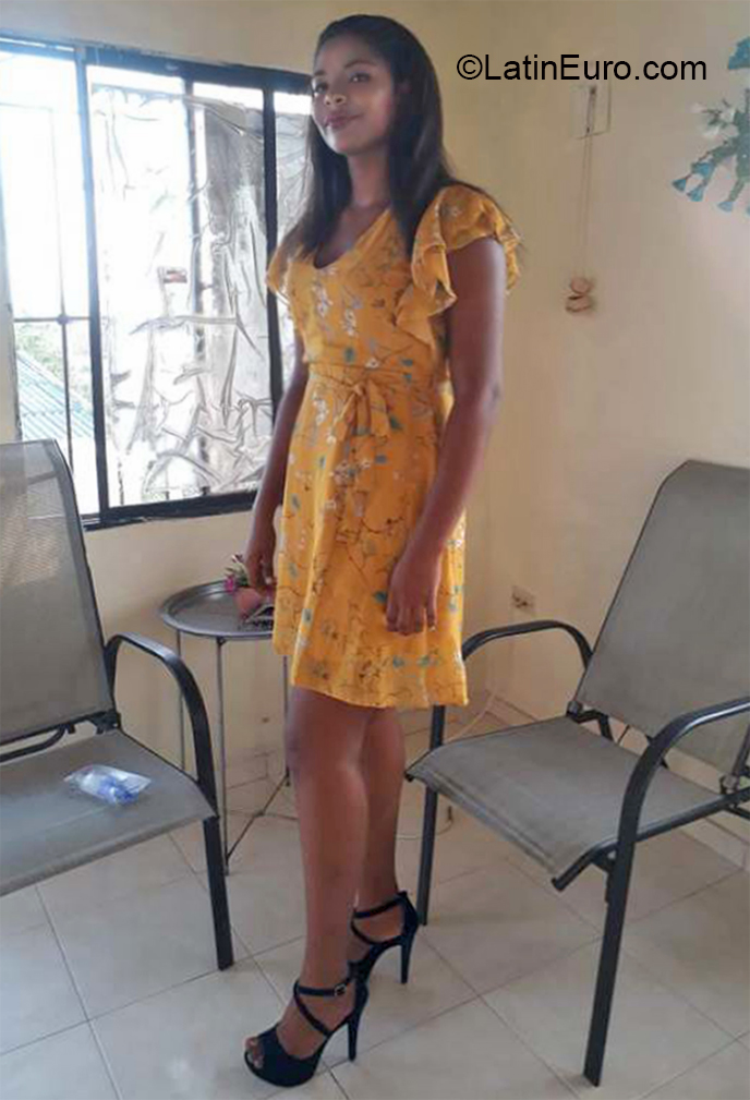 Date this happy Colombia girl Maria from Santa Marta CO26786