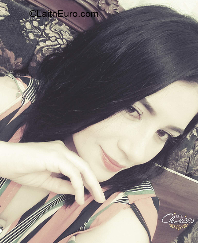 Date this good-looking Ecuador girl Damaris from Quito EC434