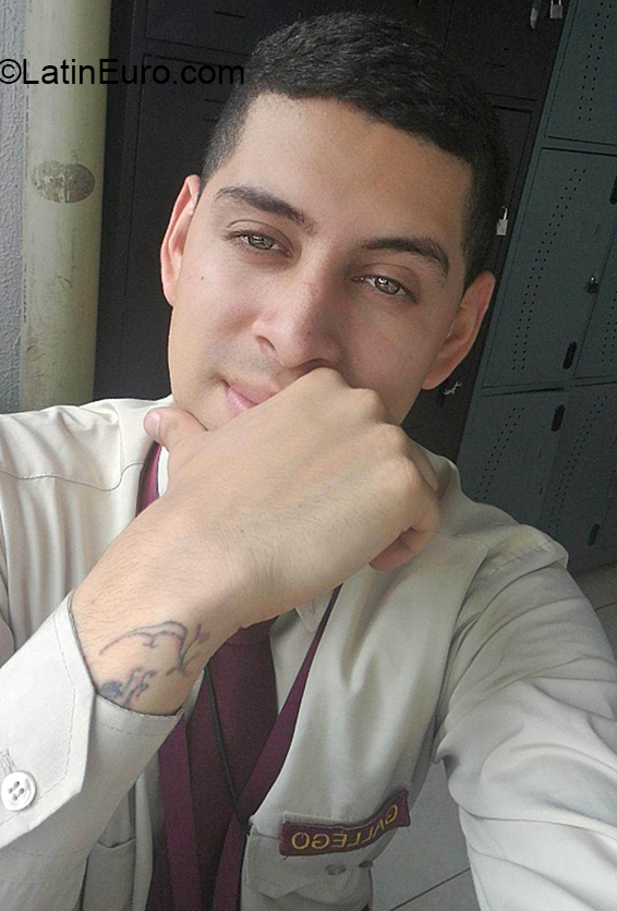 Date this happy Colombia man Cristian from Manizales CO26862