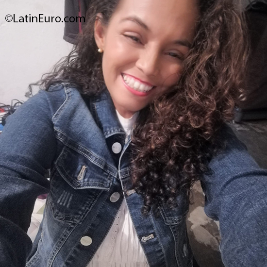 Date this attractive Colombia girl Mary from Bucaramanga CO26935