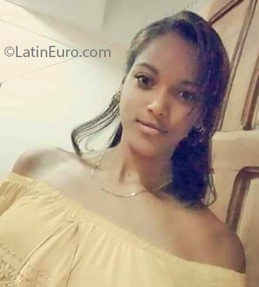 Date this foxy Cuba girl Aly from Cienfuegos CU667