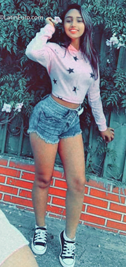 Date this georgeous Venezuela girl Daniela from Caracas VE3094