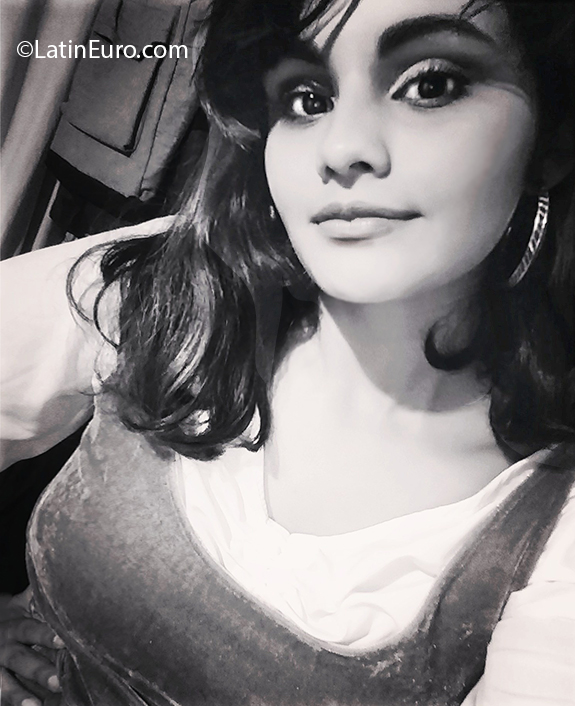 Date this charming Argentina girl Vani from Buenos Aires AR379