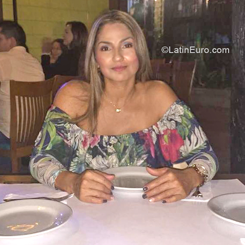 Date this gorgeous Colombia girl Rocio from Cali CO27332