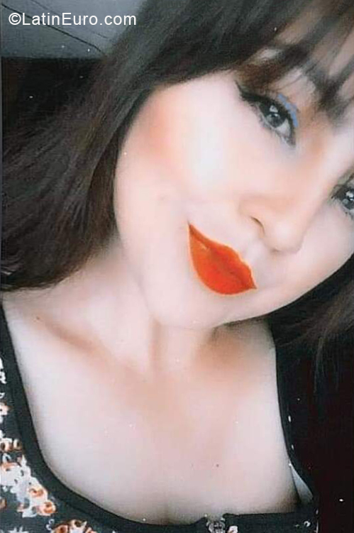 Date this tall Ecuador girl Mary from Quito EC574