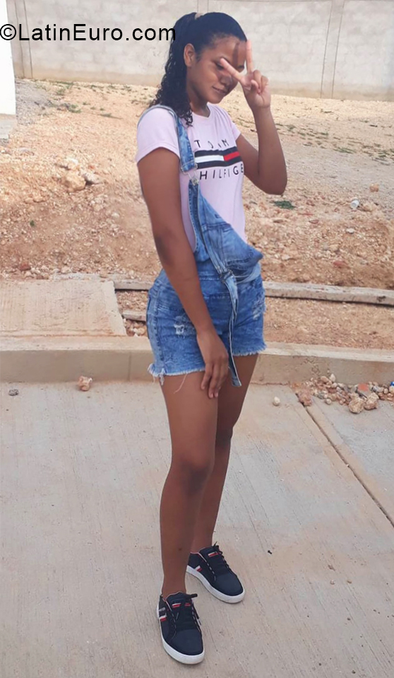 Date this nice looking Colombia girl Naleth from Cartagena CO28448