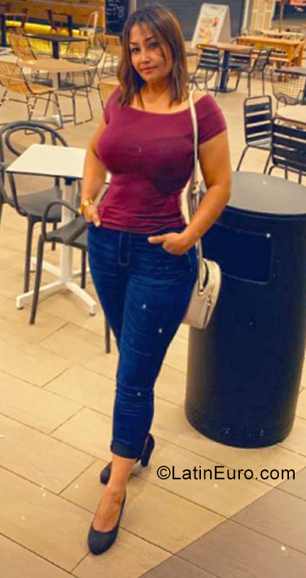 Date this voluptuous Spain girl Luz from Madrid ES576