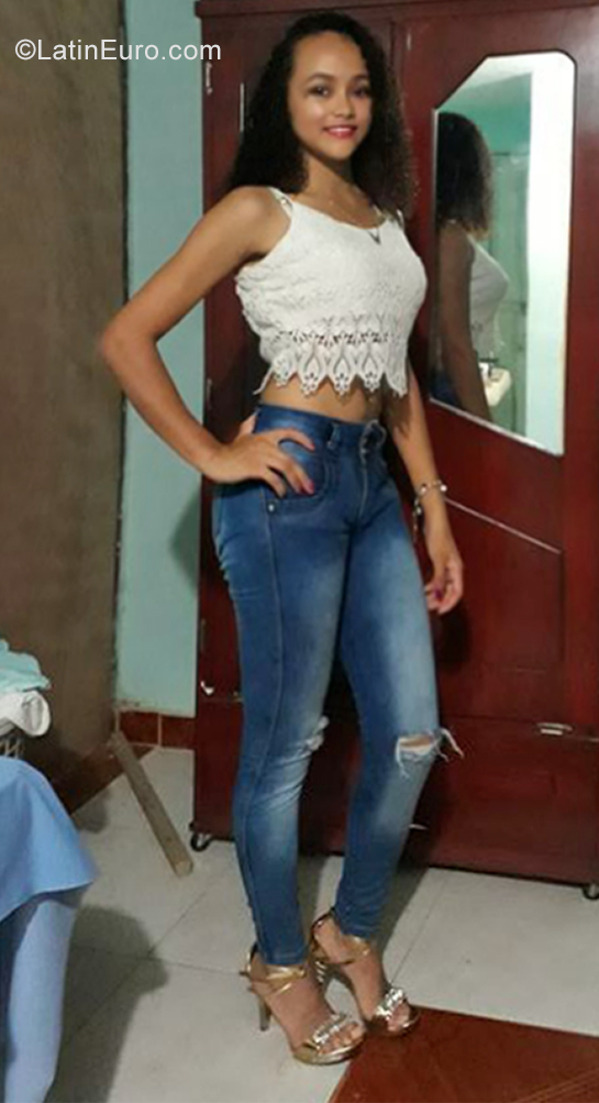 Date this good-looking Colombia girl SOPFIA from Bogota CO29216