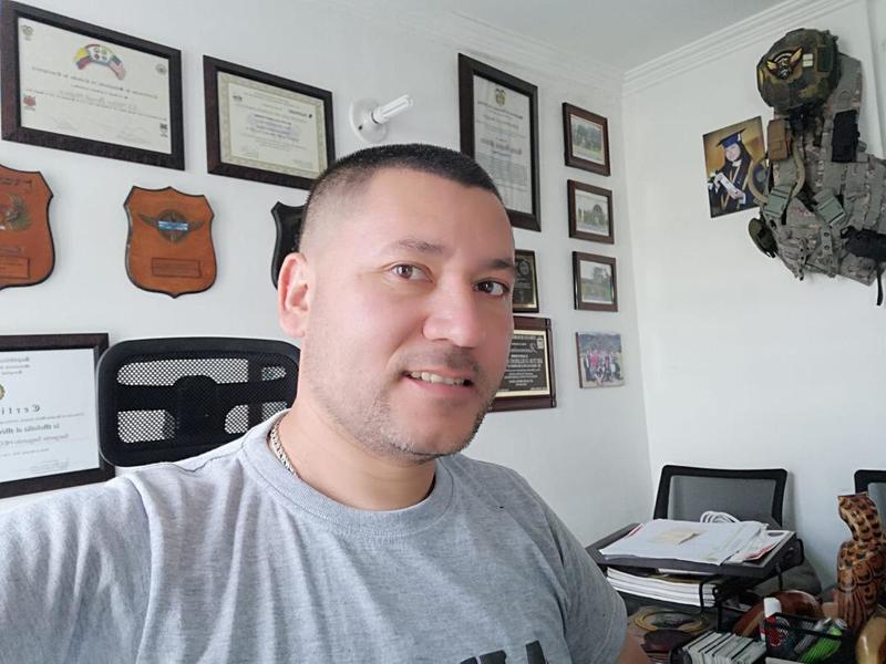 Date this hard body United States man Bernal from Aspen UM80