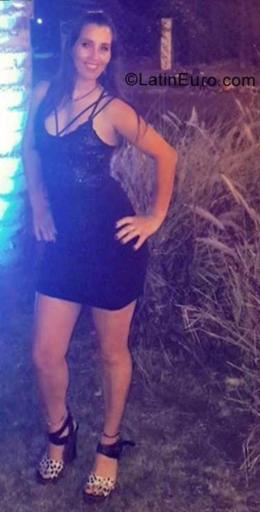 Date this beautiful Argentina girl Cintia from Berazategui AR642