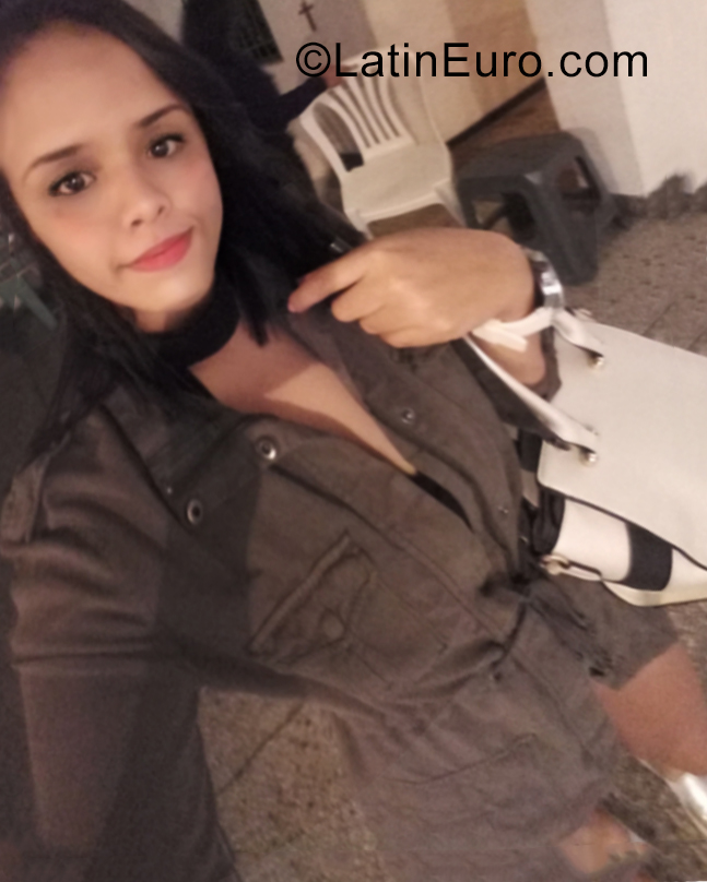 Date this voluptuous Venezuela girl Daniela from Valencia VE3695