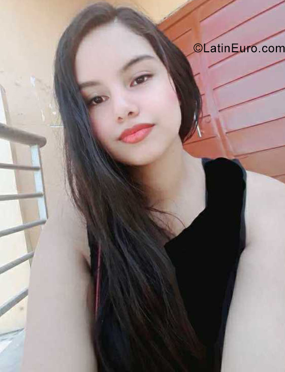 Date this sensual Peru girl Flor from Piura, Lima PE1790