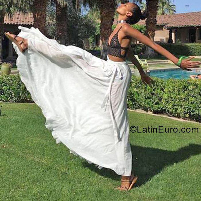 Date this beautiful Canada girl Mar from  CO29775