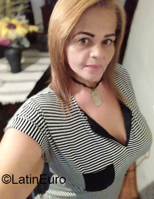 Date this athletic Venezuela girl Carlina from Valencia VE3848