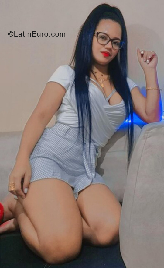 Date this nice looking Ecuador girl Noemi from Guayaquil EC800