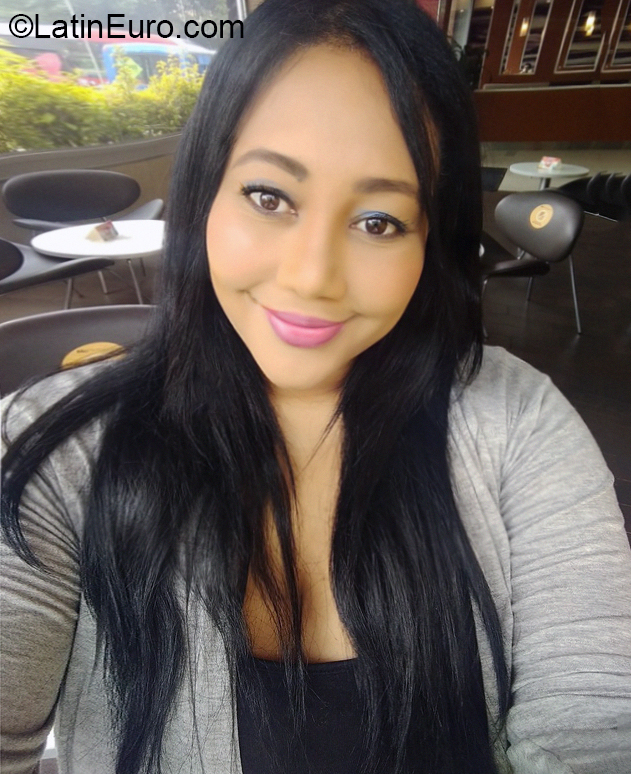 Date this attractive Colombia girl Lorelay from Bogota CO30251