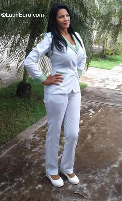 Date this happy Dominican Republic girl Alexa Estafania from La Vega DO39867