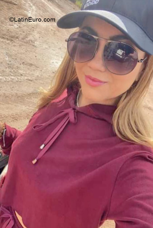 Date this pretty Colombia girl Lorely from  CO30402