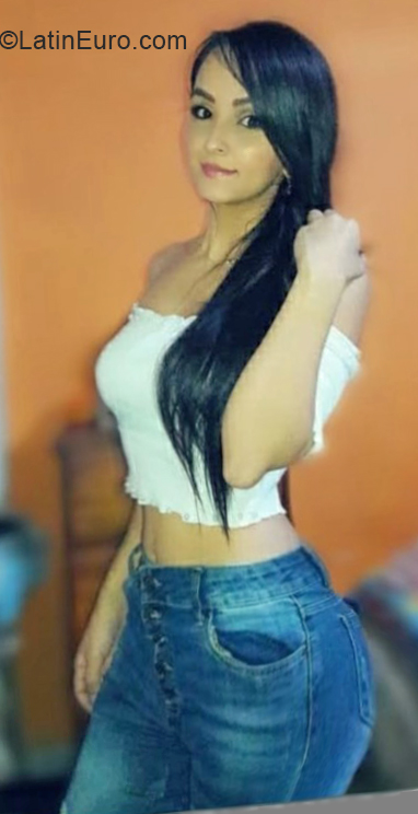 Date this voluptuous Colombia girl Mar from cali CO30440
