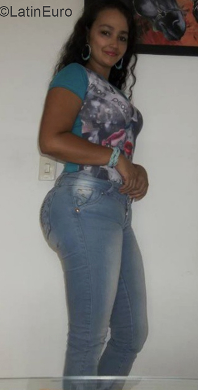 Date this sensual Colombia girl Claudia from Cali CO31287