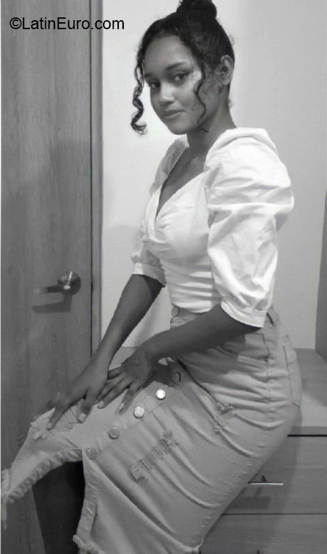 Date this fun Canada girl Nay from Toronto CA861