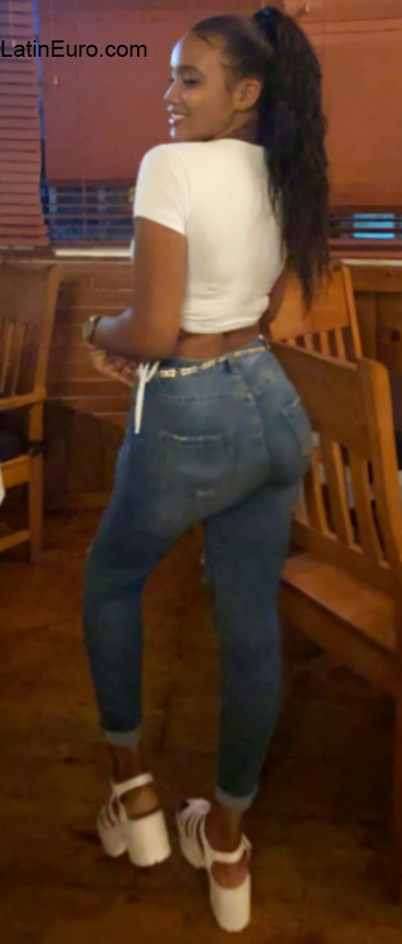 Date this hard body Dominican Republic girl Yomairy from San Pedro de Macoris DO40145