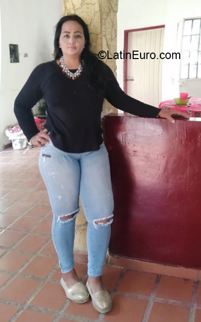 Date this happy Venezuela girl Lachina from Barquisimeto VE4046