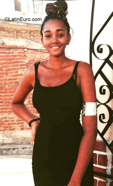 Date this charming Cuba girl Naomi from Santi Spiritus CU790
