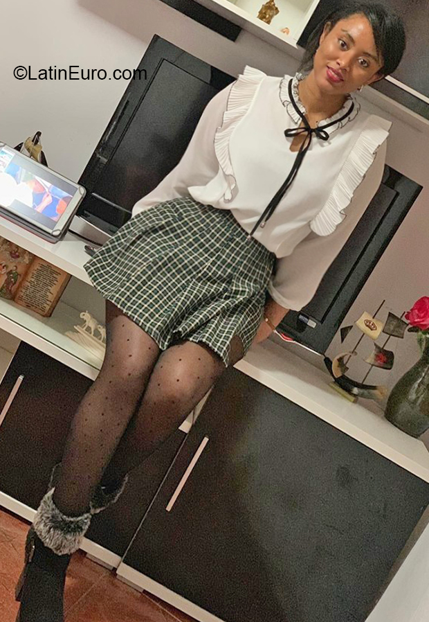 Date this good-looking Spain girl Luca from Madrid ES652