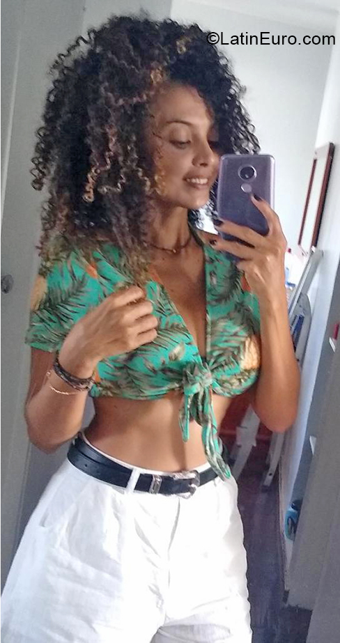 Date this foxy Brazil girl Maria from Brasilia BR11442