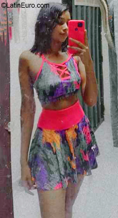 Date this voluptuous Colombia girl Camila from Yondo CO30940