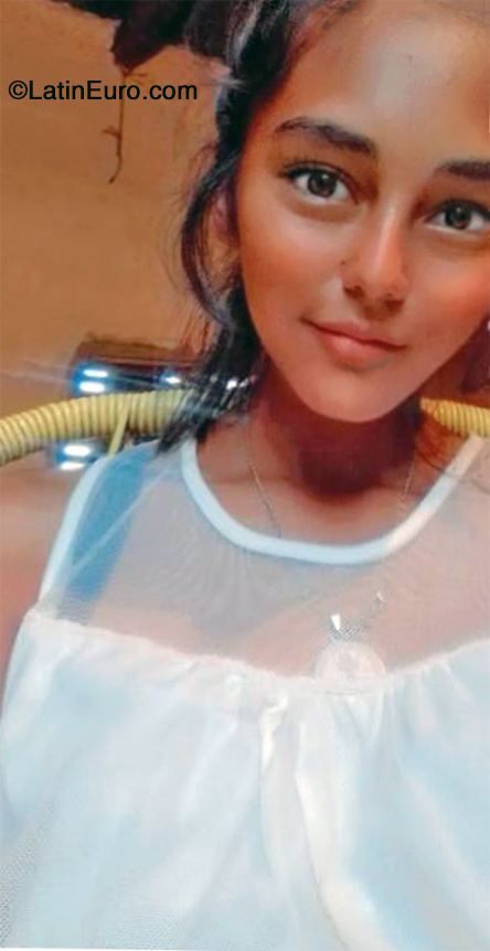 Date this pretty Paraguay girl Darah from Aregua PY62