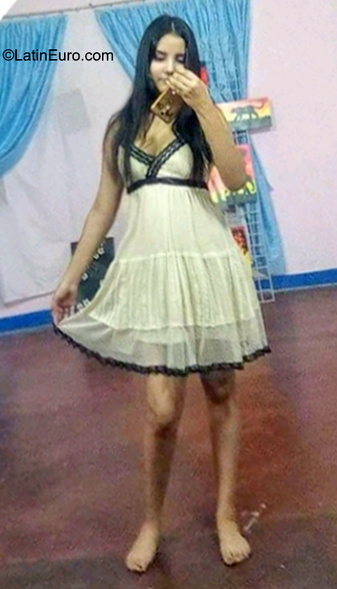 Date this sultry Venezuela girl Laura from Barinas VE4097