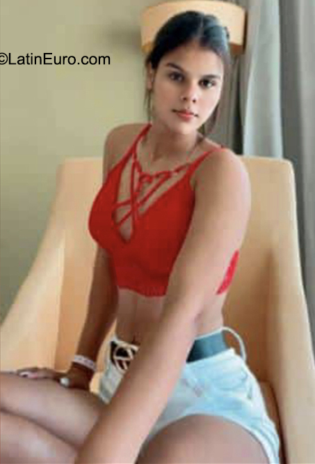 Date this beautiful Cuba girl Daniela from Havana CU796