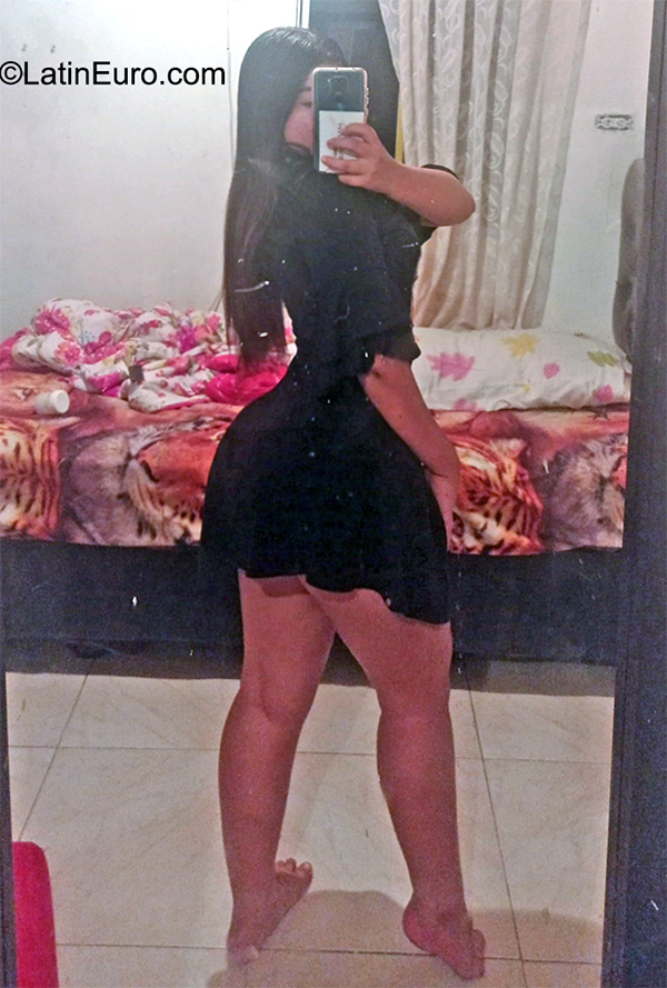 Date this voluptuous Colombia girl Yarelis from Barranquilla CO31406