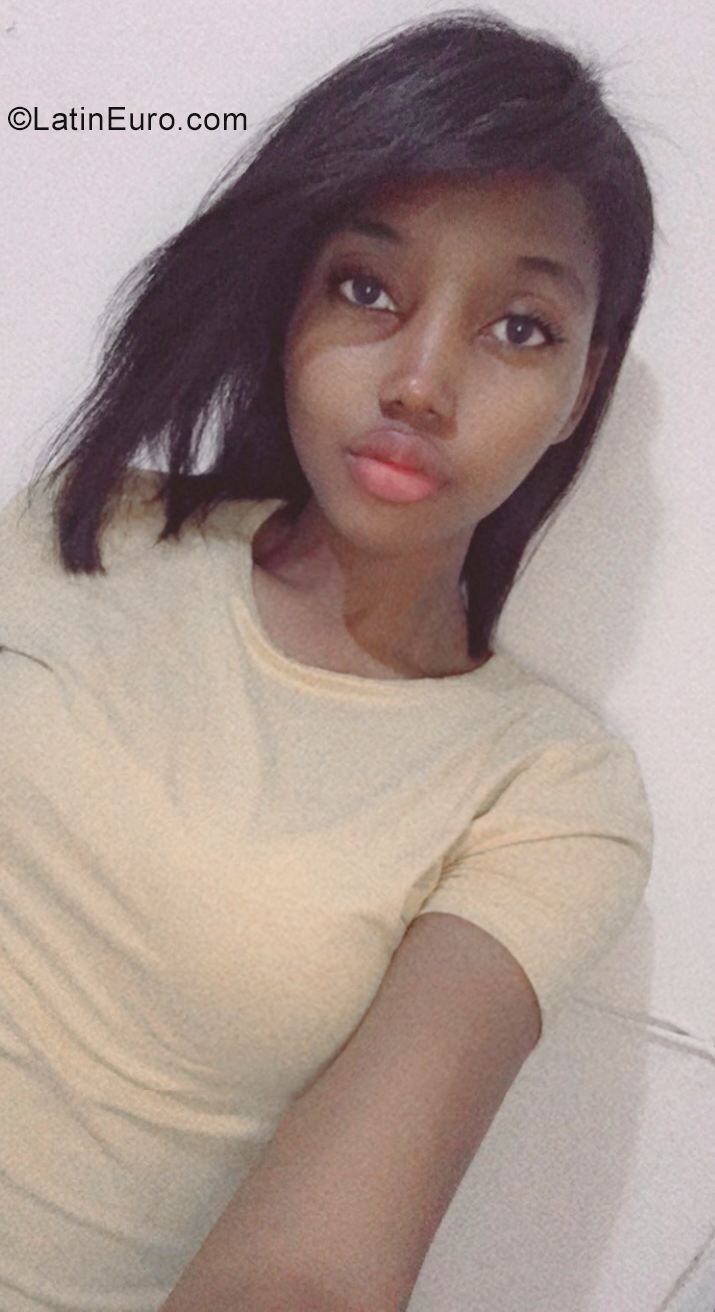 Date this tall Dominican Republic girl Debora from Santo Domingo DO40356