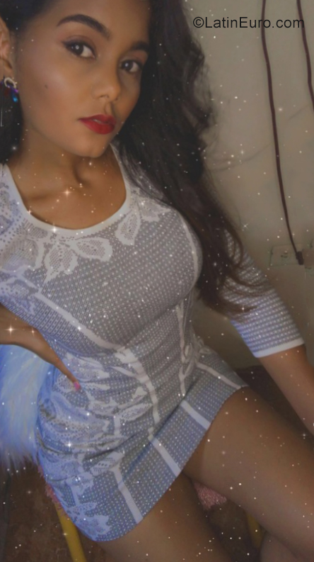 Date this foxy Dominican Republic girl Ana from Santo Domingo DO40370