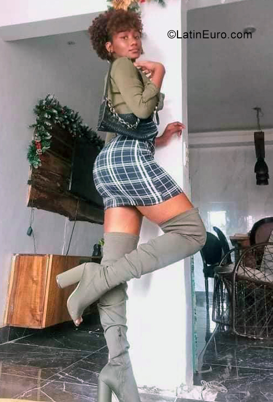 Date this beautiful Dominican Republic girl Hillary from Santo Domingo DO40385