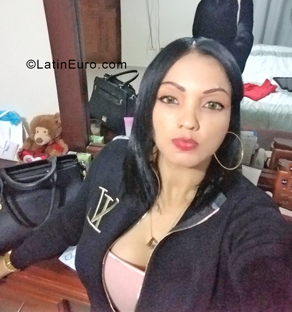 Date this attractive Dominican Republic girl Tania from Santo Domingo DO40403