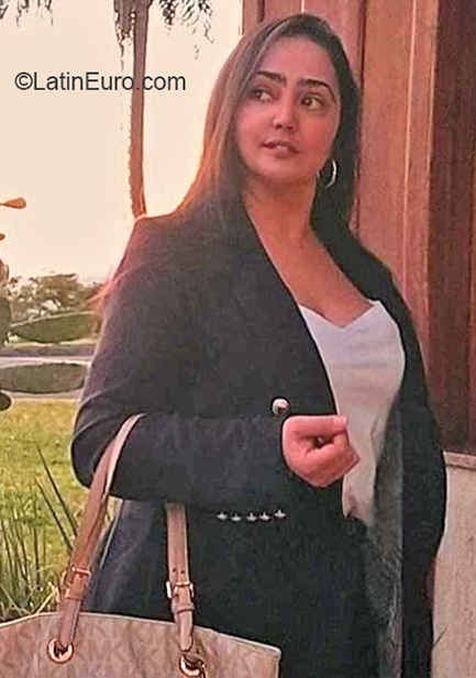 Date this voluptuous Brazil girl Cristine from Belo Horizonte BR11613