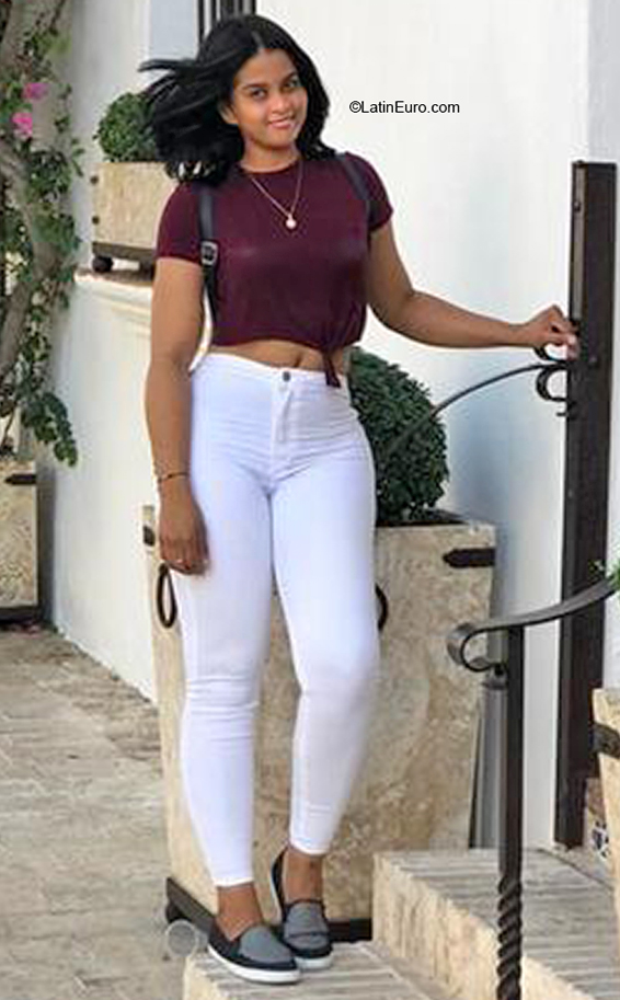 Date this lovely Dominican Republic girl Yanmi from Santo Domingo DO40517