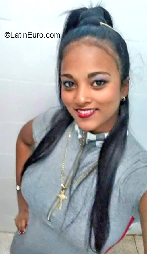 Date this nice looking Cuba girl Dela from Holguin CU808