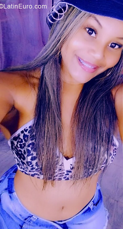 Date this athletic Colombia girl LAURA from  CO31402