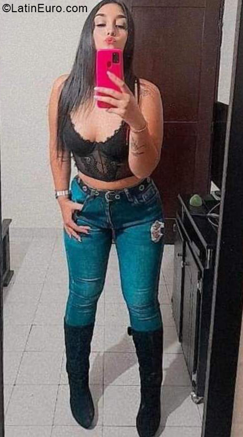 Date this voluptuous Colombia girl Camila from Cali CO31331