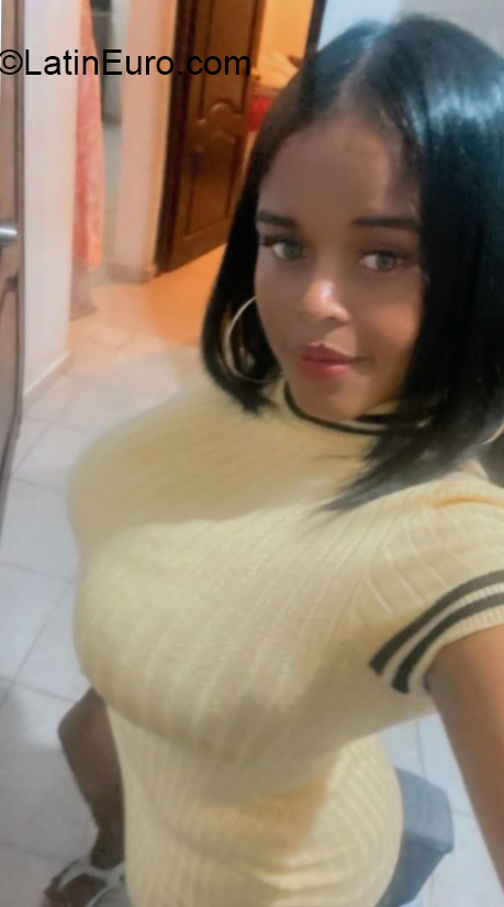 Date this happy Dominican Republic girl Choco from Santo Domingo DO40591
