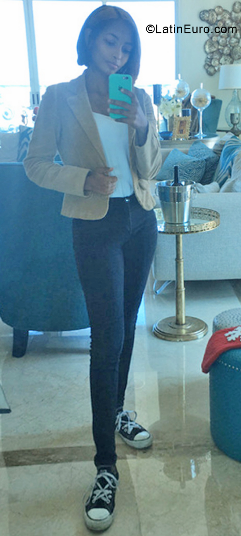 Date this voluptuous Dominican Republic girl Perla from Santo Domingo DO55327