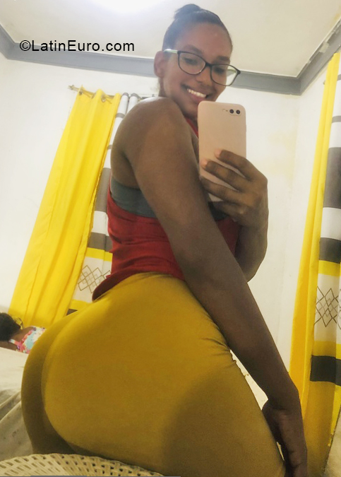Date this athletic Dominican Republic girl Yinely from Santiago DO40645