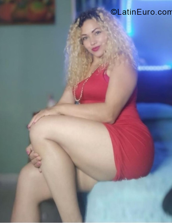 Date this voluptuous Colombia girl Shakira from Bogota CO31497