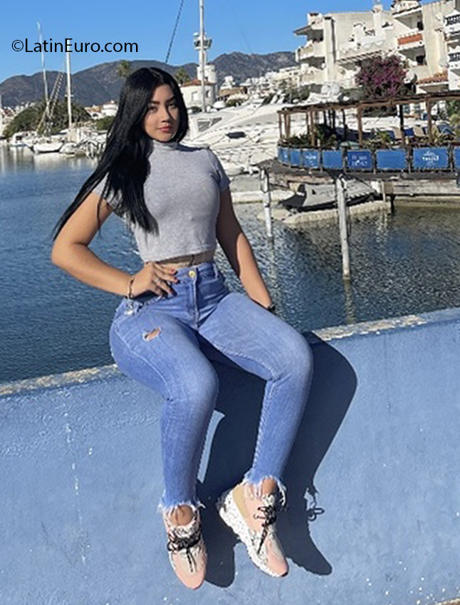 Date this hard body Spain girl Nata_oficial from Barcelona ES701