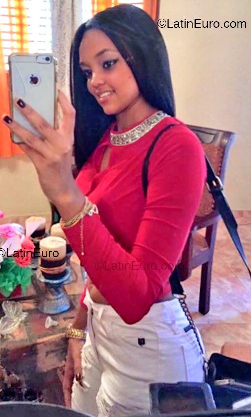 Date this sultry Dominican Republic girl Elaine from Santiago DO52257
